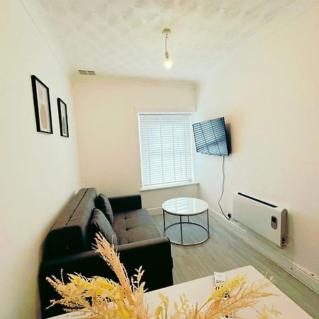 Modern & Stylish 1 Bedroom Flat In Bridgend Town エクステリア 写真
