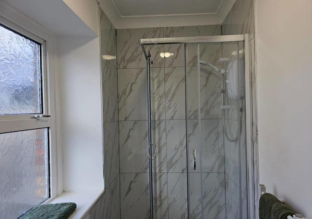 Modern & Stylish 1 Bedroom Flat In Bridgend Town エクステリア 写真