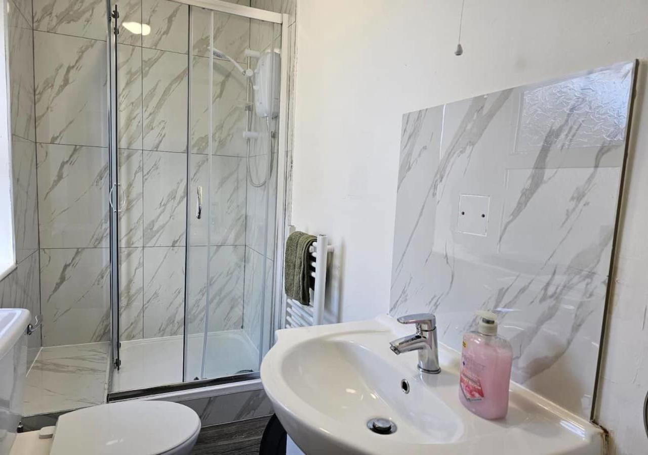 Modern & Stylish 1 Bedroom Flat In Bridgend Town エクステリア 写真