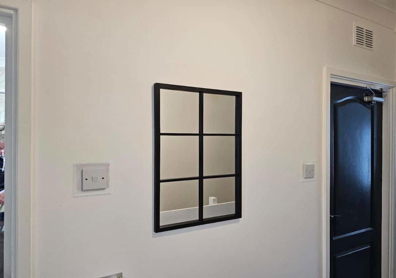 Modern & Stylish 1 Bedroom Flat In Bridgend Town エクステリア 写真
