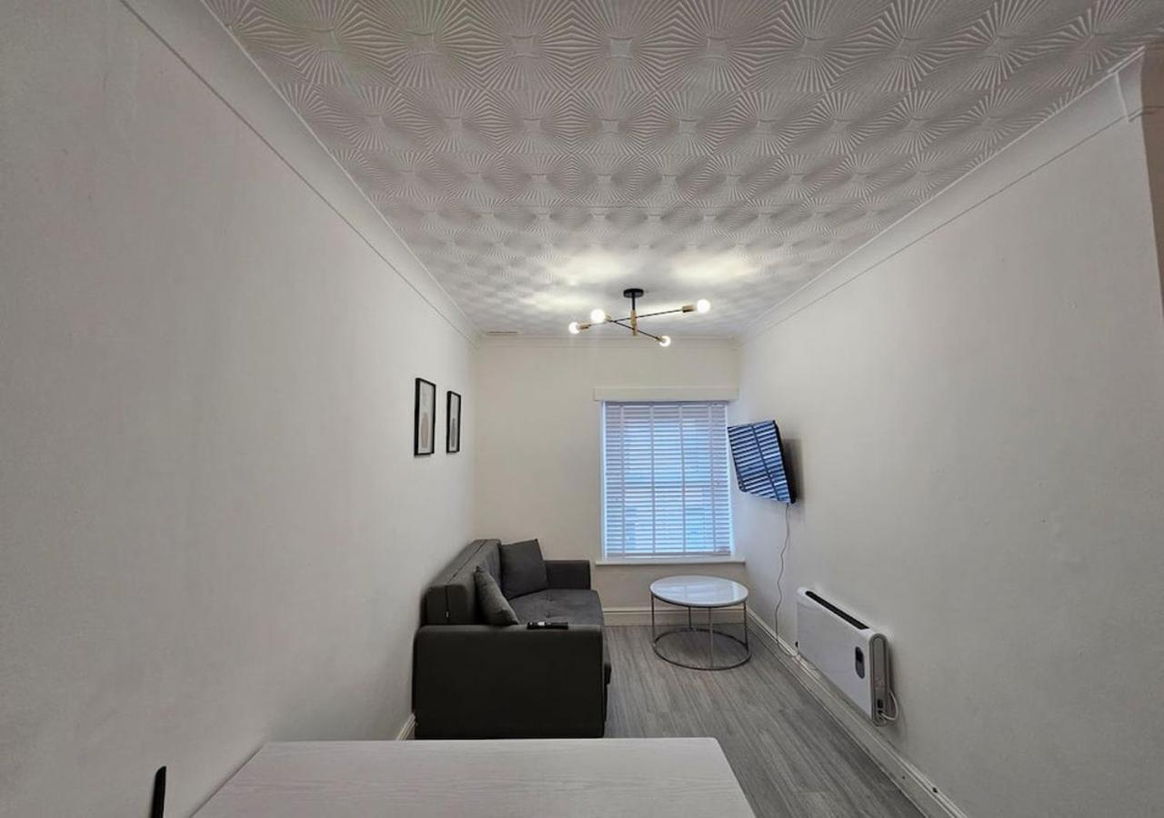 Modern & Stylish 1 Bedroom Flat In Bridgend Town エクステリア 写真